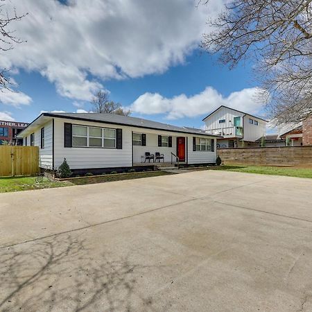 Home Grassy Yard, Walk To Bentonville Square Exterior photo