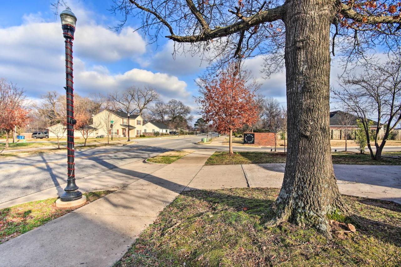 Home Grassy Yard, Walk To Bentonville Square Exterior photo