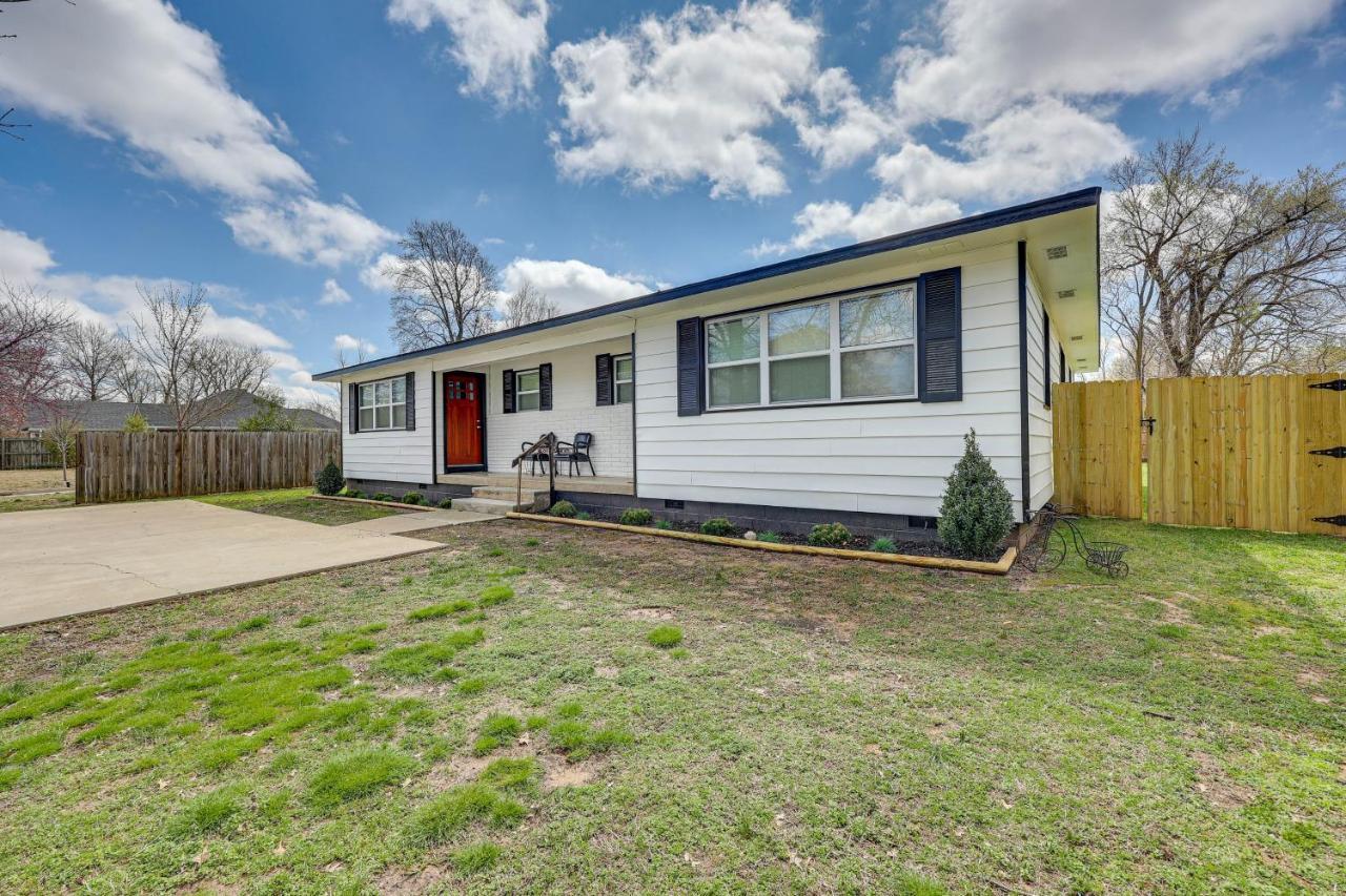 Home Grassy Yard, Walk To Bentonville Square Exterior photo