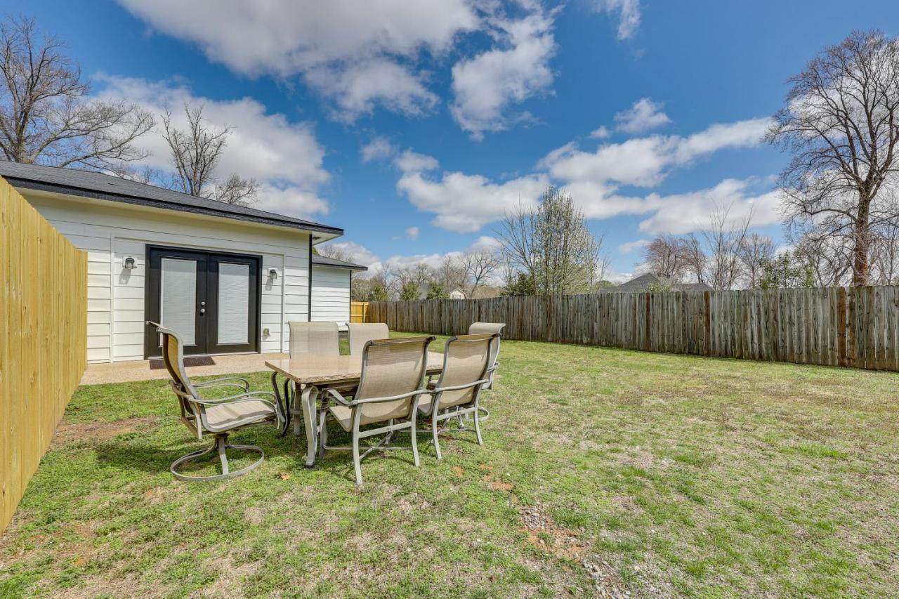 Home Grassy Yard, Walk To Bentonville Square Exterior photo