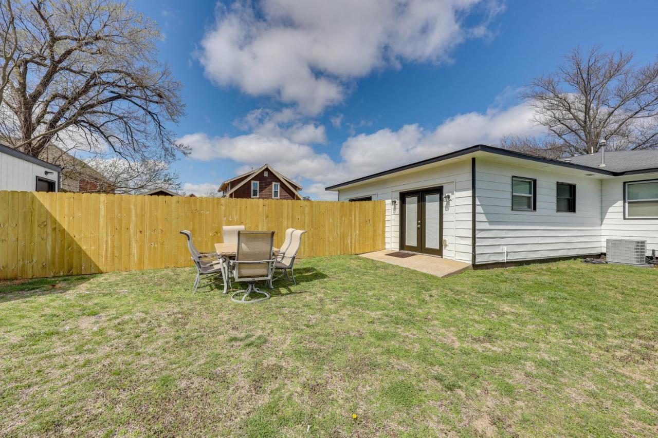 Home Grassy Yard, Walk To Bentonville Square Exterior photo